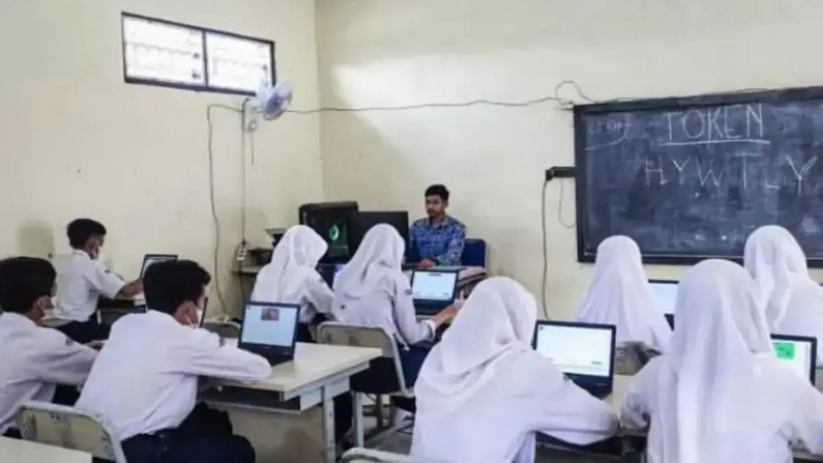 Seorang guru tengah memberikan materi pelajaran kepada siswa-siswi di ruang kelas. Dok Jabar Ekspres/Suwitno