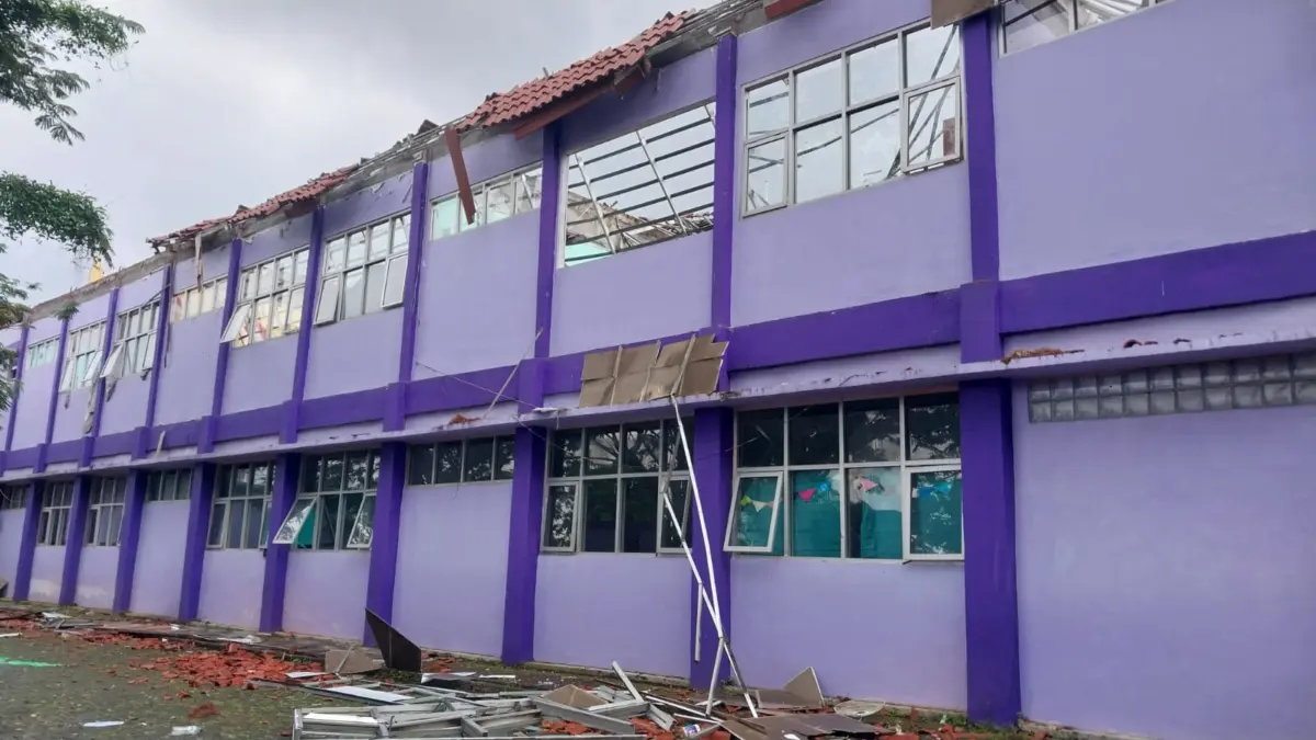 Tampak ruang kelas SMAN 2 Gunung Putri yang roboh