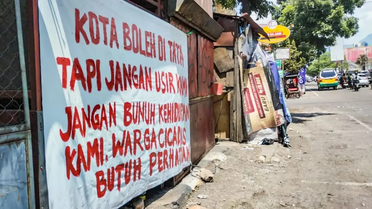 Spanduk keresahan pembangunan jalur Bus Rapid Transit (BRT) yang dipasang oleh para pedagang kaki lima (PKL)