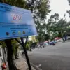 Plang proyek pembangunan koridor Bus Rapid Transit (BRT) terpasang di sepanjang Jalan Ahmad Yani, Kota Bandung