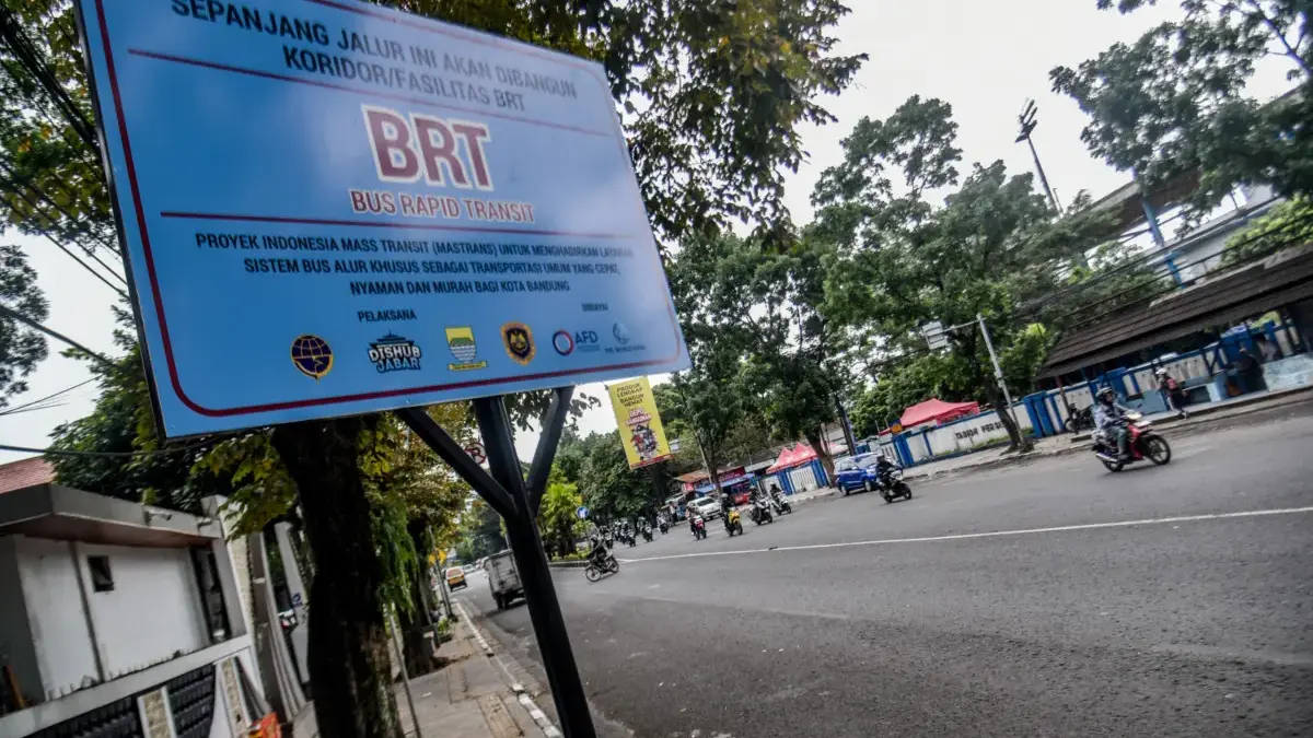 Dishub Cimahi Harap BRT Bandung Raya Bisa Kurangi Macet Kota Plang proyek pembangunan koridor Bus Rapid Transit (BRT) terpasang di sepanjang Jalan Ahmad Yani, Kota Bandung