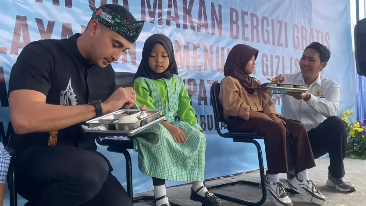Wakil Bupati Bandung Ali Syakieb bersama Ketua Kadin Kabupaten Bandung Boni Anggara saat peresmian dapur SPPG