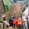 Forkopimcam Cimanggung, Kabupaten Sumedang saat membawa terpal penanganan pertama bencana longsor