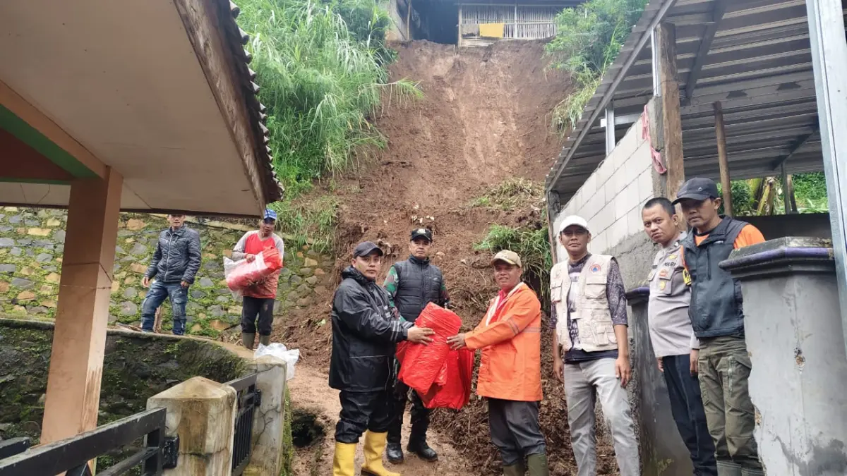 34 Jiwa Terancam Pasca Tebing 15 Meter di Cimanggung Longsor, Warga Diminta Tinggalkan Rumah Forkopimcam Cimanggung, Kabupaten Sumedang saat membawa terpal penanganan pertama bencana longsor