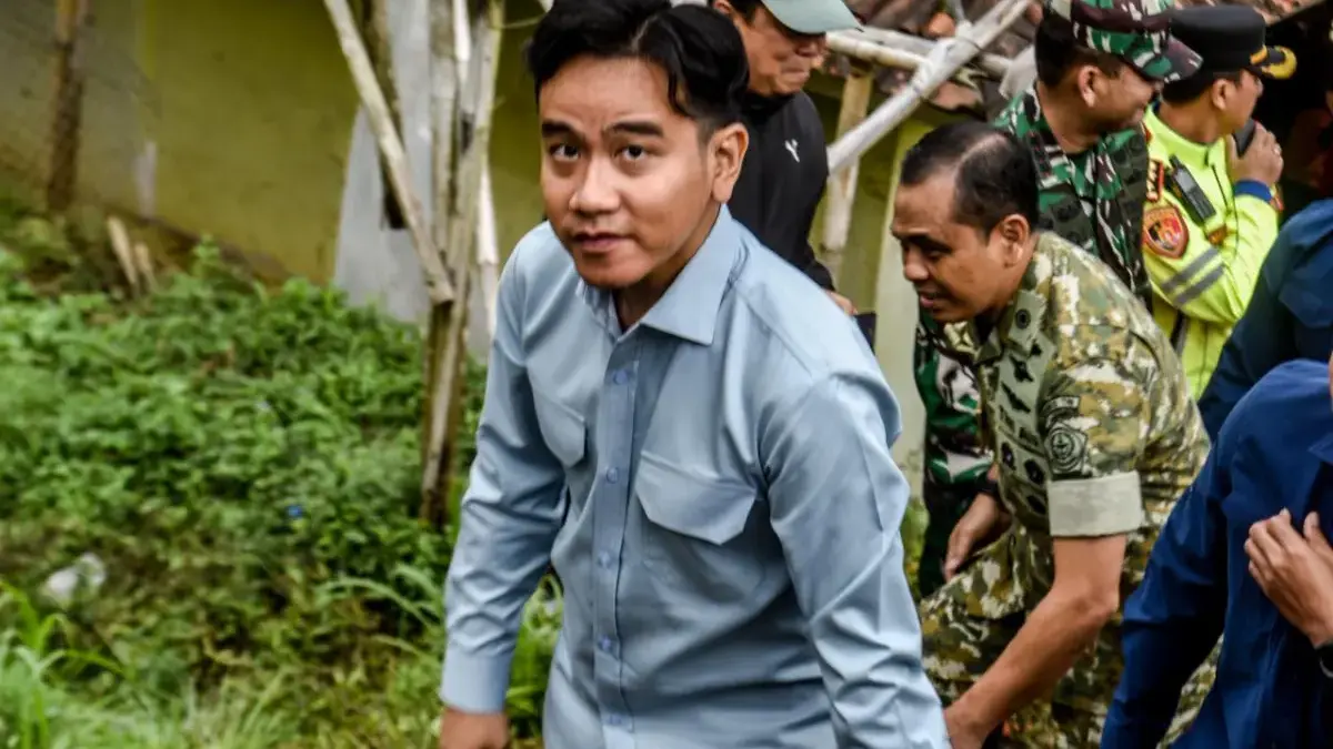Wapres Gibran Turun Tangan, Penanganan Longsor Pasirlangu Dikebut Wakil Presiden Gibran Rakabuming Raka (tengah) saat meninjau lokasi bencana tanah longsor di Desa Pasirlangu