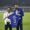 Manajer Tim Persib Bandung Umuh Muchtar (kiri) berfoto bersama pemain anyar Persib Bandung Layvin Kurzawa