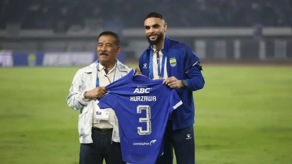Manajer Tim Persib Bandung Umuh Muchtar (kiri) berfoto bersama pemain anyar Persib Bandung Layvin Kurzawa