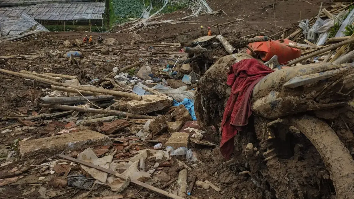 Tim SAR gabungan melakukan pencarian korban longsor di Pasirlangu, Kabupaten Bandung Barat, Senin (26/1)