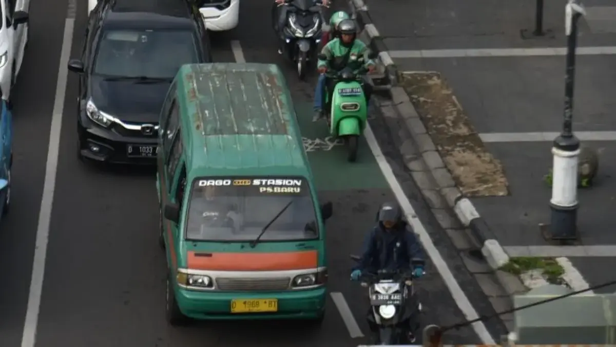 Sebuah angkot melintas di Jalan Dago, Kota Bandung. Foto: Dimas Rachmatsyah / Jabar Ekspres