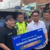 Bupati Bandung Barat, Jeje Ritchie Ismail saat menerima bantuan dari selebritas sekaligus Utusan Khusus