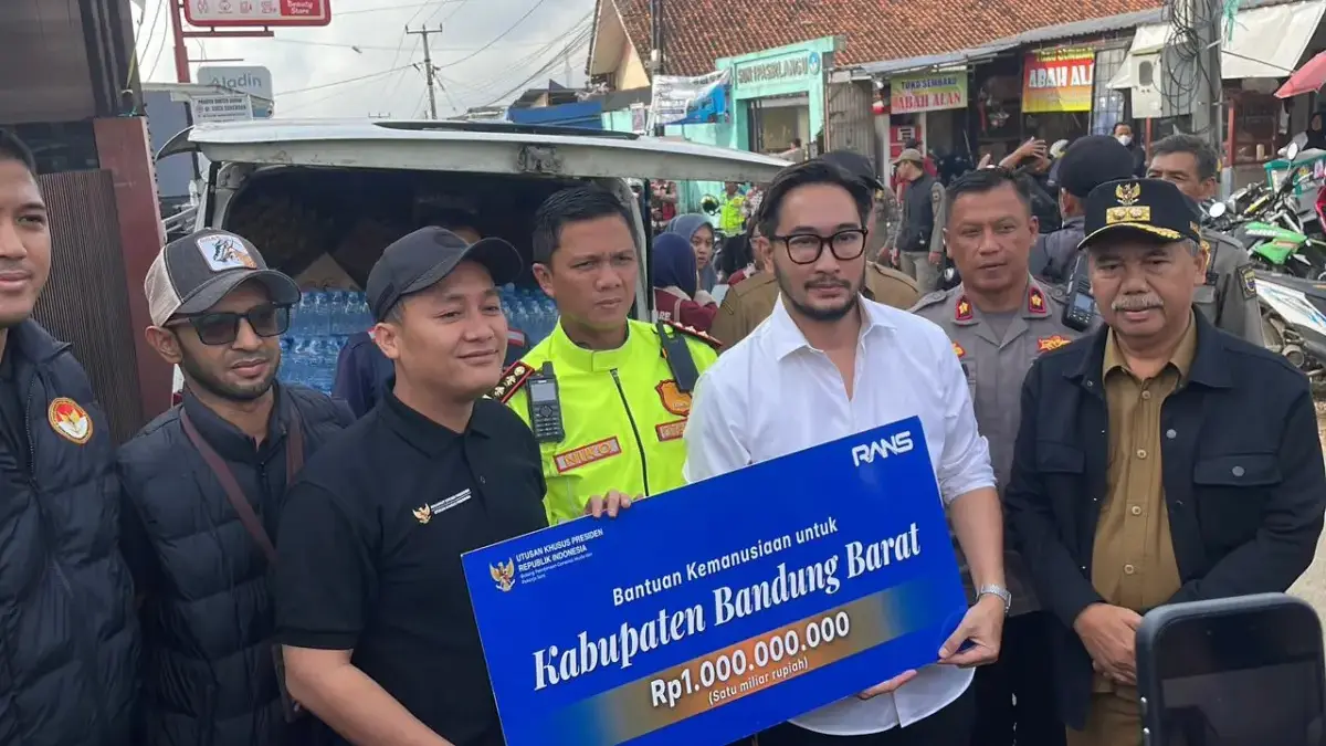 Bupati Bandung Barat, Jeje Ritchie Ismail saat menerima bantuan dari selebritas sekaligus Utusan Khusus