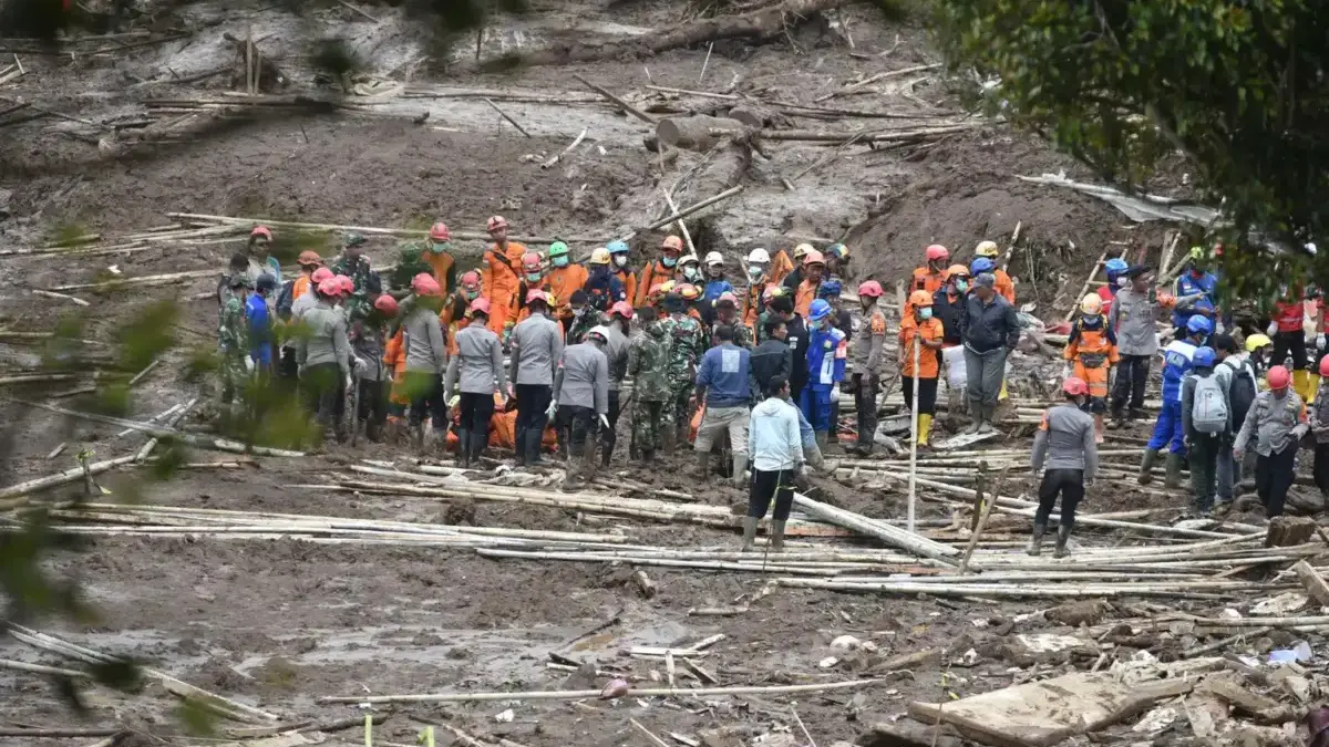 Diskarmatan Bandung Kerahkan Pompa Tekanan Tinggi untuk Cari Korban Longsor Cisarua Diskarmatan Bandung Kerahkan Pompa Tekanan Tinggi untuk Cari Korban Longsor Cisarua