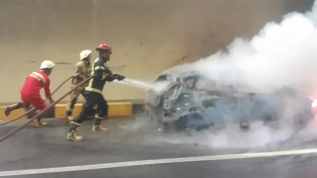 Ford Fiesta Terbakar di Terowongan Tol Cisumdawu, Kerugian Capai Rp70 Juta Petugas Damkar Sumedang UPT Tanjungsari ketika melakulan proses pemadaman sekaligus pendinginan satu unit
