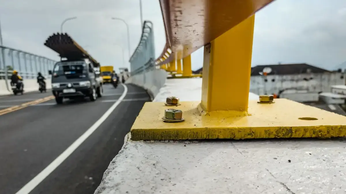 Kondisi baut penyangga pagar pembatas jembatan layang yang diduga dicuri di Flyover Nurtanio, Kota Bandung