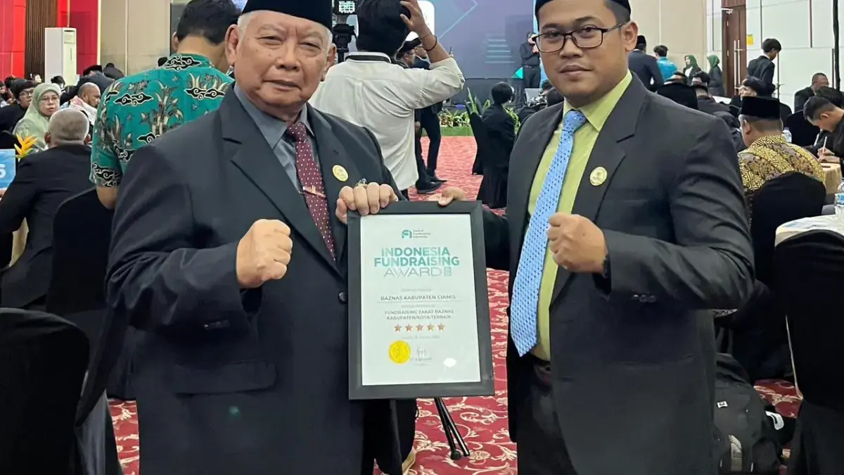 Baznas Ciamis Raih Indonesia Fundraising Award, Gerbang Sakti Jadi Penopang Caption: Ketua Baznas Kabupaten Ciamis, Drs. H. Lili Miftah, MBA (kiri) bersama Sekretaris Baznas Ciamis
