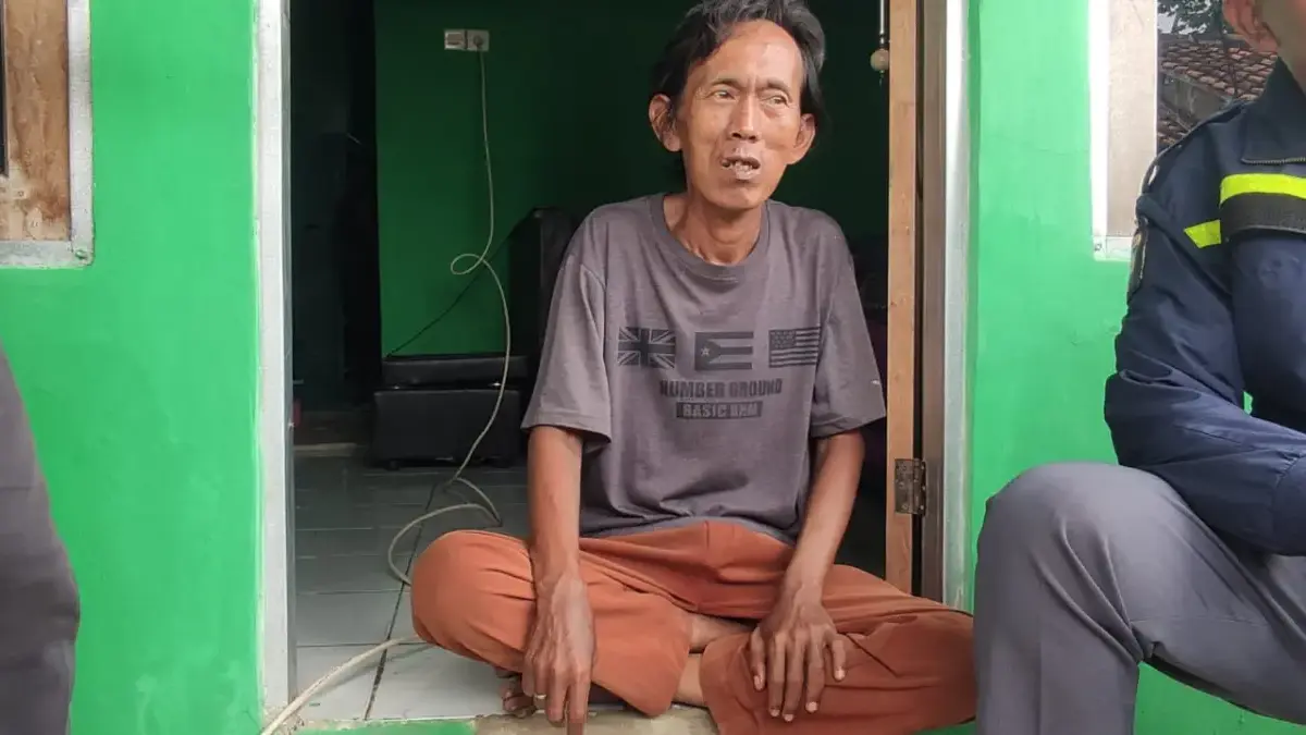 Trauma Pedagang Es Kue, Dipukuli Polisi dan TNI Usai Dituduh Jualan Palsu eorang pedagang es kue asal Kabupaten Bogor, Suderajat (49), mengaku menjadi korban intimidasi dan kekerasan