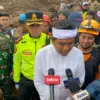Gubernur Jabar Dedi Mulyadi saat meninjau lokasi longsor di Desa Pasirlangu, Kecamatan Cisarua, Bandung Barat