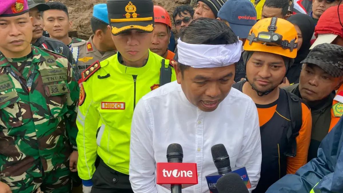 Dedi Mulyadi Pastikan Santunan Rp25 Juta bagi Ahli Waris Korban Longsor Pasirlangu Gubernur Jabar Dedi Mulyadi saat meninjau lokasi longsor di Desa Pasirlangu, Kecamatan Cisarua, Bandung Barat
