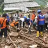 Bantu Penanganan Longsor Cisarua, BPBD Cimahi Terjunkan 15 Personel dan Logistik ke Lokasi Bencana