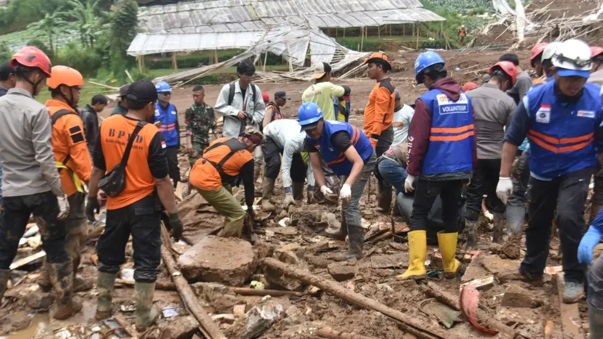 Bantu Penanganan Longsor Cisarua, BPBD Cimahi Terjunkan 15 Personel dan Logistik ke Lokasi Bencana Bantu Penanganan Longsor Cisarua, BPBD Cimahi Terjunkan 15 Personel dan Logistik ke Lokasi Bencana