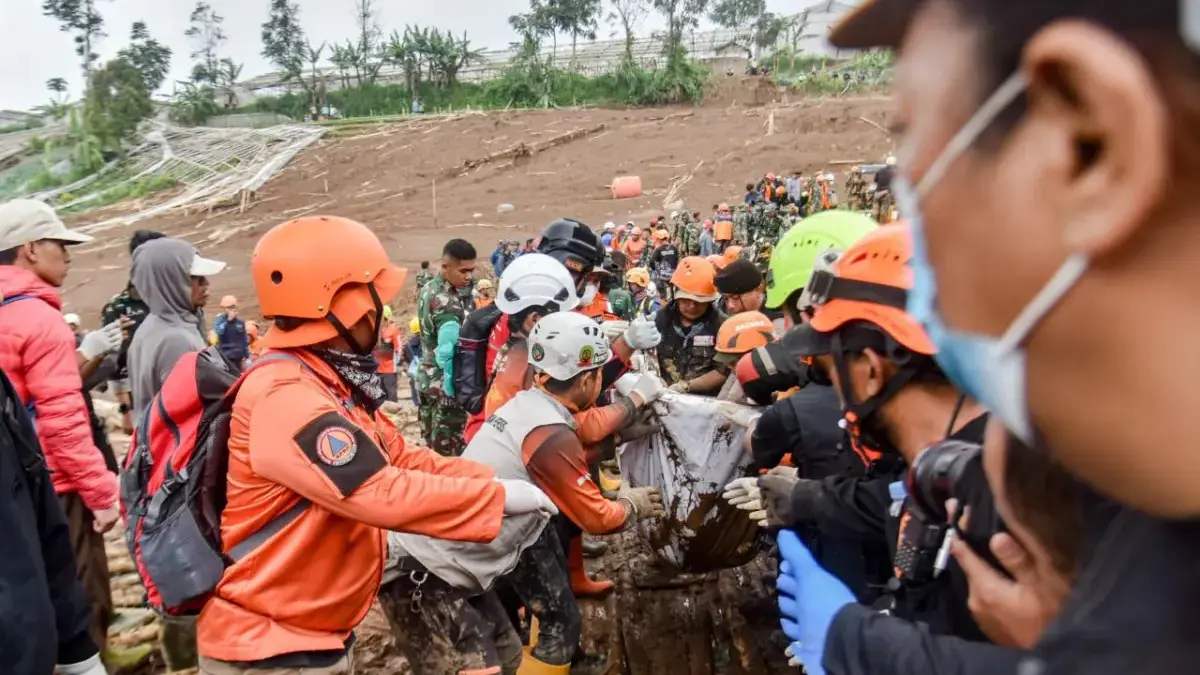 Tim SAR gabungan mengevakuasi jenazah korban bencana tanah longsor yang ditemukan di Desa Pasirlangu, Cisarua