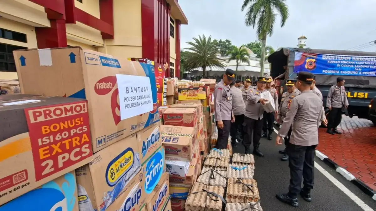 Respons Cepat Bencana, Polresta Bandung Kirim Hampir 7 Ton Logistik ke Cisarua dan Pacet Kepolisian Resor Kota (Polresta) Bandung menyalurkan bantuan kemanusiaan bagi korban bencana alam