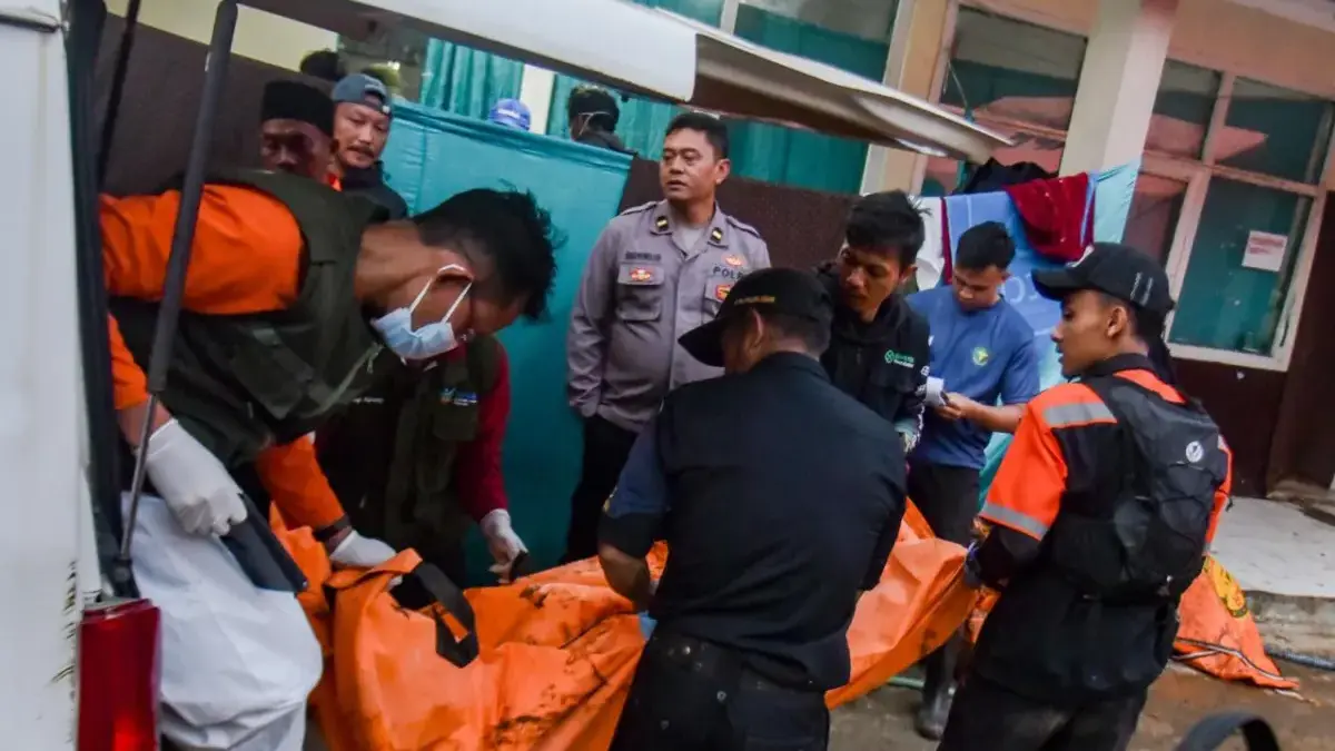 Tim SAR gabungan menurunkan salah satu korban tanah longsor dari mobil ambulan di Pos DVI Polda Jabar