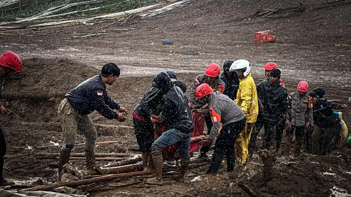 BNPB Intensifkan Modifikasi Cuaca Demi Kelancaran Pencarian Korban Longsor Pasirlangu Tim gabungan tengah mengevakuasi korban longsor meski hujan terus mengguyur wilayah Bandung Barat