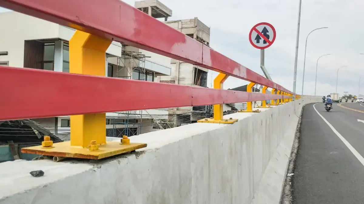 Warga Soroti Hilangnya Baut Pembatas Flyover Nurtanio Warga Soroti Hilangnya Baut Pembatas Flyover Nurtanio