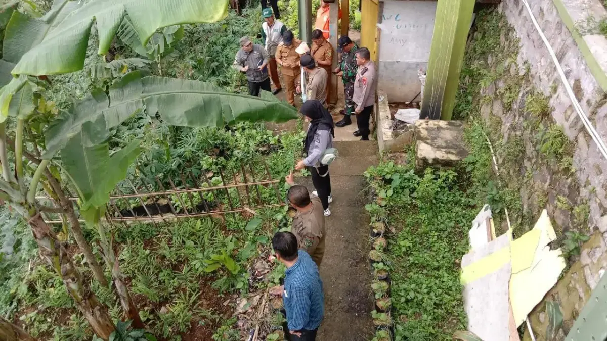 Retakan tanah muncul di area Teras Kamojang atau Kamojang Hill Bridge, Kampung Patrol, Desa Ibun