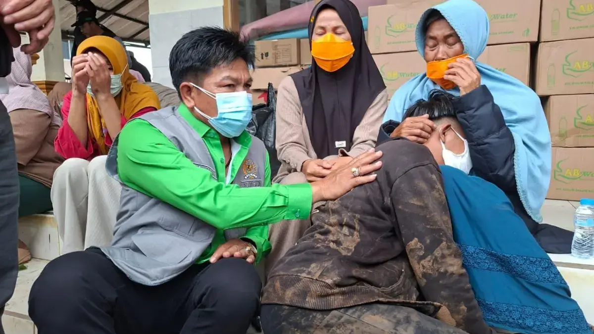 Santunan dan Bantuan Bagi Korban Bencana Cisarua Diberikan Anggota DPR RI Komisi IX Asep Romy Romaya