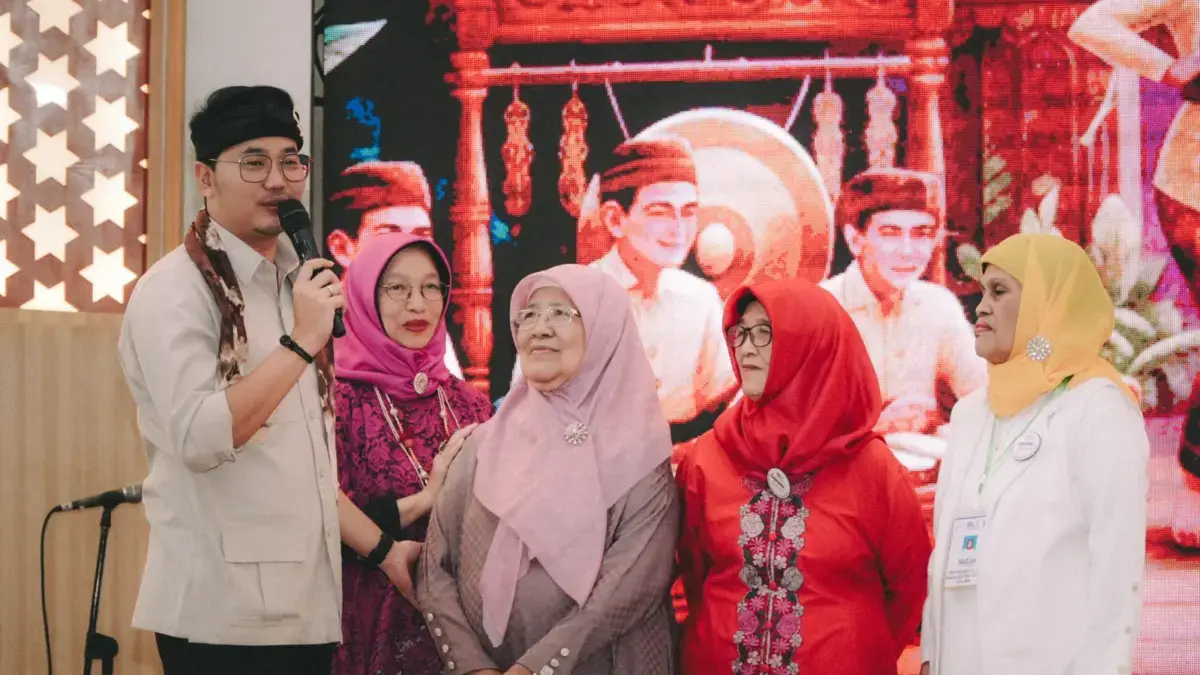 Wakil Wali Kota Cimahi Adhitia Yudhistira saat bersama dengan para lansia dalam kegiatan Sekolah Lansia Stikes