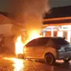 Saat sedang parkir, mobil terbakar di Citeureup. Foto: Dinas Pemadam Kebakaran dan Penyelamatan Kabupaten Bogo