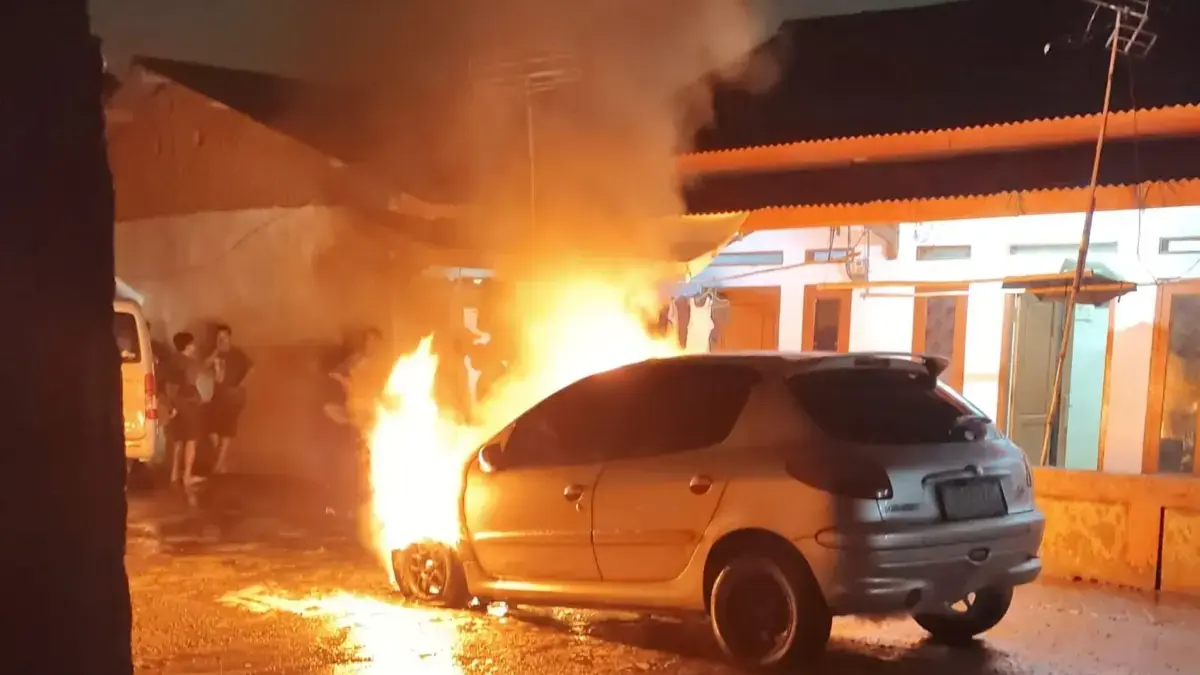 Diduga Akibat Korsleting Listrik, Mobil Terbakar di Parkiran Citeureup Kabupaten Bogor Saat sedang parkir, mobil terbakar di Citeureup. Foto: Dinas Pemadam Kebakaran dan Penyelamatan Kabupaten Bogo