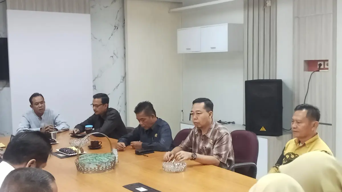 Anggaran Terbatas, PUPR Banjar Fokus Perbaikan Jalan Rusak di Cipariuk Komisi lll DPRD Banjar saat kunjungan kerja ke Dinas PUPR Kota Banjar belum lama ini. (Cecep Herdi/Jabar Ekspr