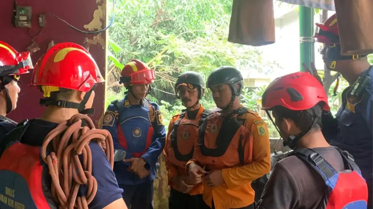 SAR gabungan bersama warga masih melakukan pencarian intensif di lokasi kejadian. Foto : BPBD