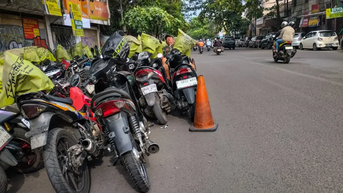 Alih-alih Pembangunan BRT, Pemkot Bandung Masih Berkutat pada Persoalan Parkir Liar di Bahu Jalan