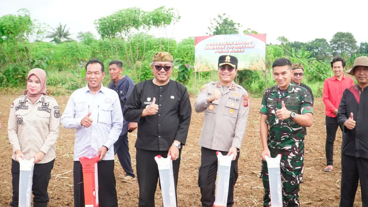 Polres Banjar Tanam Jagung dan Salurkan Bansos, Dukung Ketahanan Pangan
