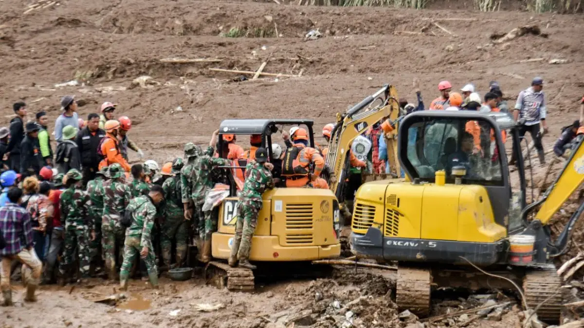 Dua alat berat baru dikerahkan dalam pencarian korban longsor Pasirlangu, Kecamatan Cisarua, Bandung Barat