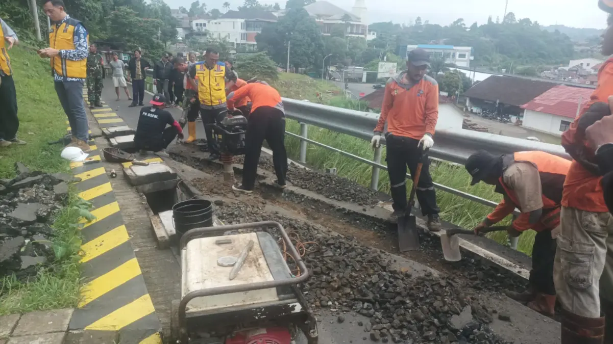 Muncul Retakan, Jalan Saleh Danasasmita Batutulis Bogor Ditutup Sementara Jalur Sepeda Motor di Jalan Saleh Danasasmita, Kelurahan Batutulis, Kecamatan Bogor Selatan