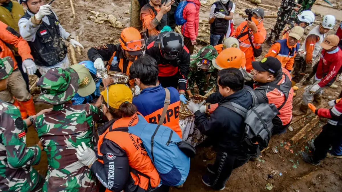 PVMBG Ungkap Penyebab Longsor Cisarua, Begini Penjelasannya Tim SAR gabungan mengevakuasi jenazah korban bencana tanah longsor yang ditemukan di Desa Pasirlangu, Cisarua,