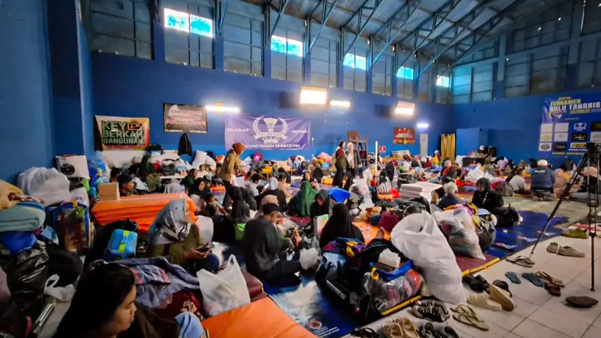Kondisi para pengungsi di GOR Desa Pasirlangu, Kecamatan Cisarua, Bandung Barat. Sabtu (31/1)