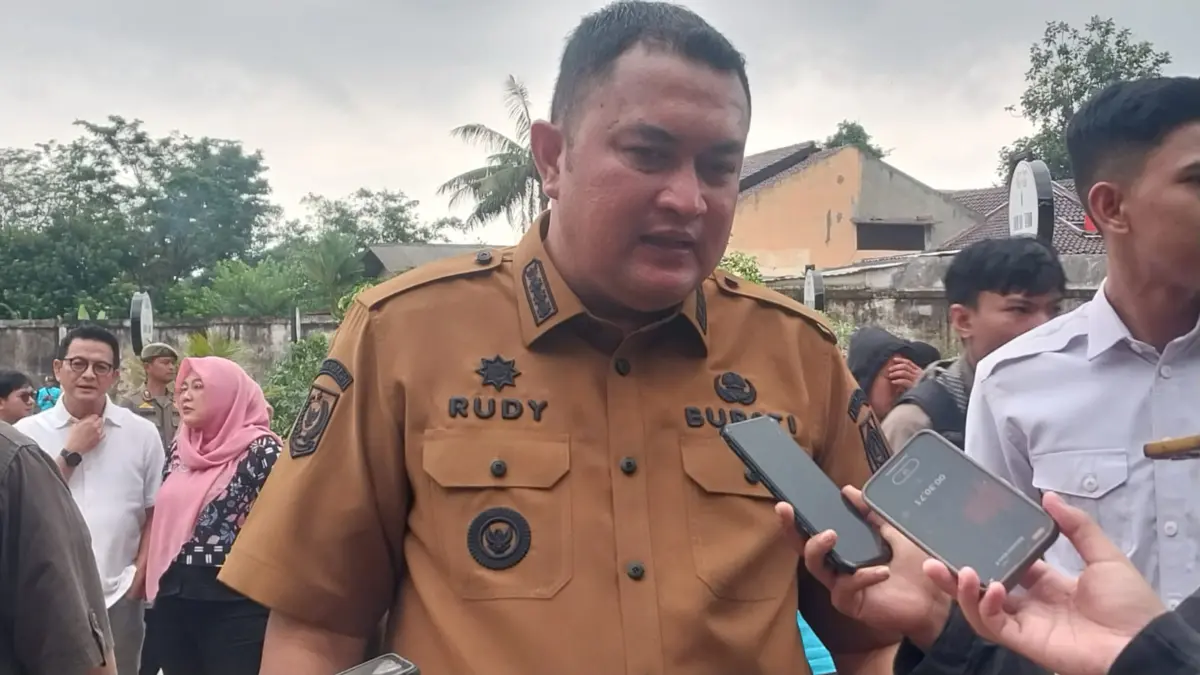 Bupati Bogor Imbau Warga Bersabar, Perbaikan Jalan Rusak Tunggu Cuaca Membaik Bupati Bogor Rudy Susmanto saat memberikan keterangan