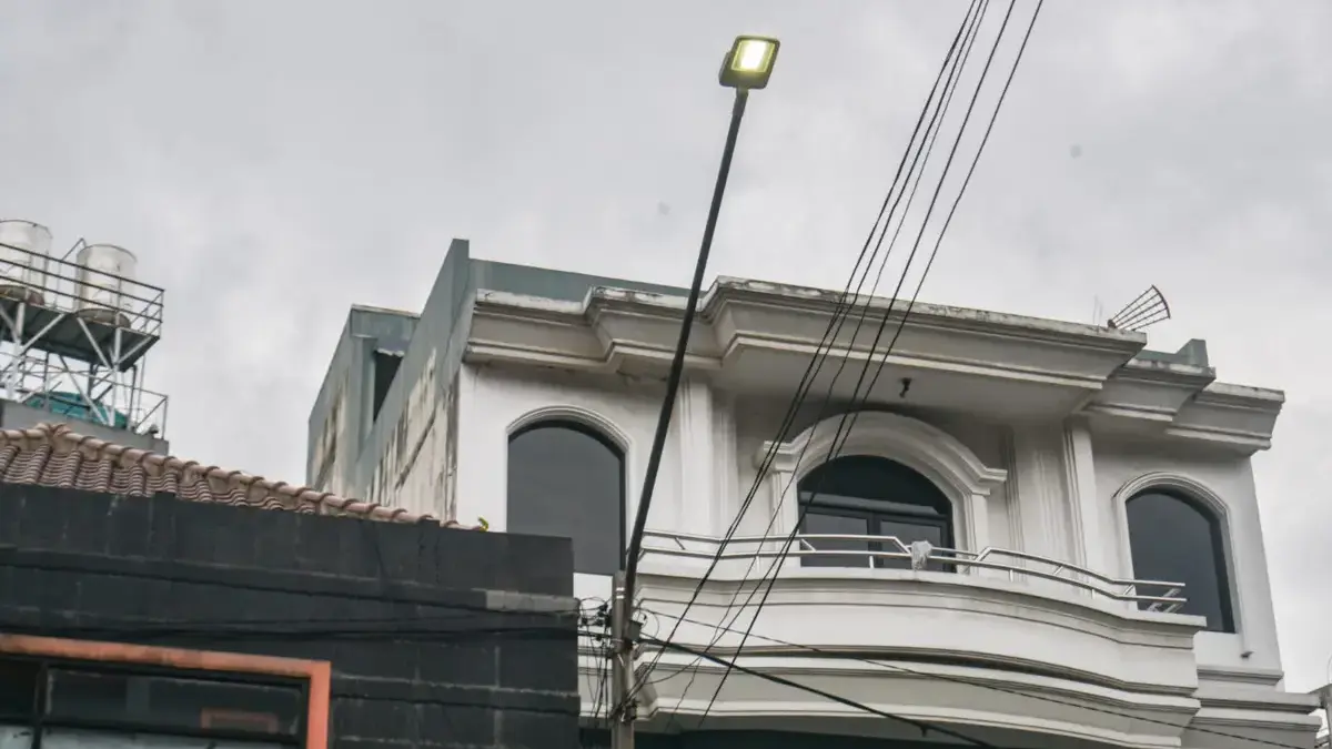 Lampu Penerangan Jalan Umum (PJU) yang terpasang di Jalan Veteran, Kota Bandung, Rabu (21/1). Foto: Dimas Rach