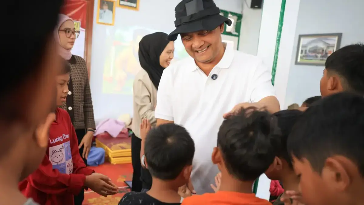Gubernur Ahmad Luthfi Minta Percepat Pemulihan Pascabencana di Pemalang Gubernur Jawa Tengah Ahmad Luthfi saat di Kantor Kecamatan Pulosari untuk meninjau lokasi bencana di Desa Pe