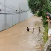 Banjir Rendam Jalan Nanjung Kota Cimahi, Akses Lalu Lintas Mati Total (mong)