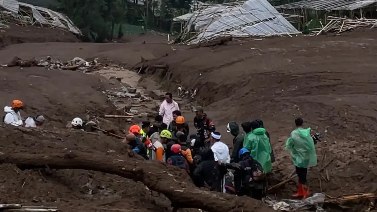 Gubernur Jabar Janjikan Santunan Rp25 Juta dan Relokasi Warga Terdampak Longsor Pasirlangu Gubernur Jabar Dedi Mulyadi saat ikut mengevakuasi korban tertimbun material longsor di Kampung Pasirkuda RT01