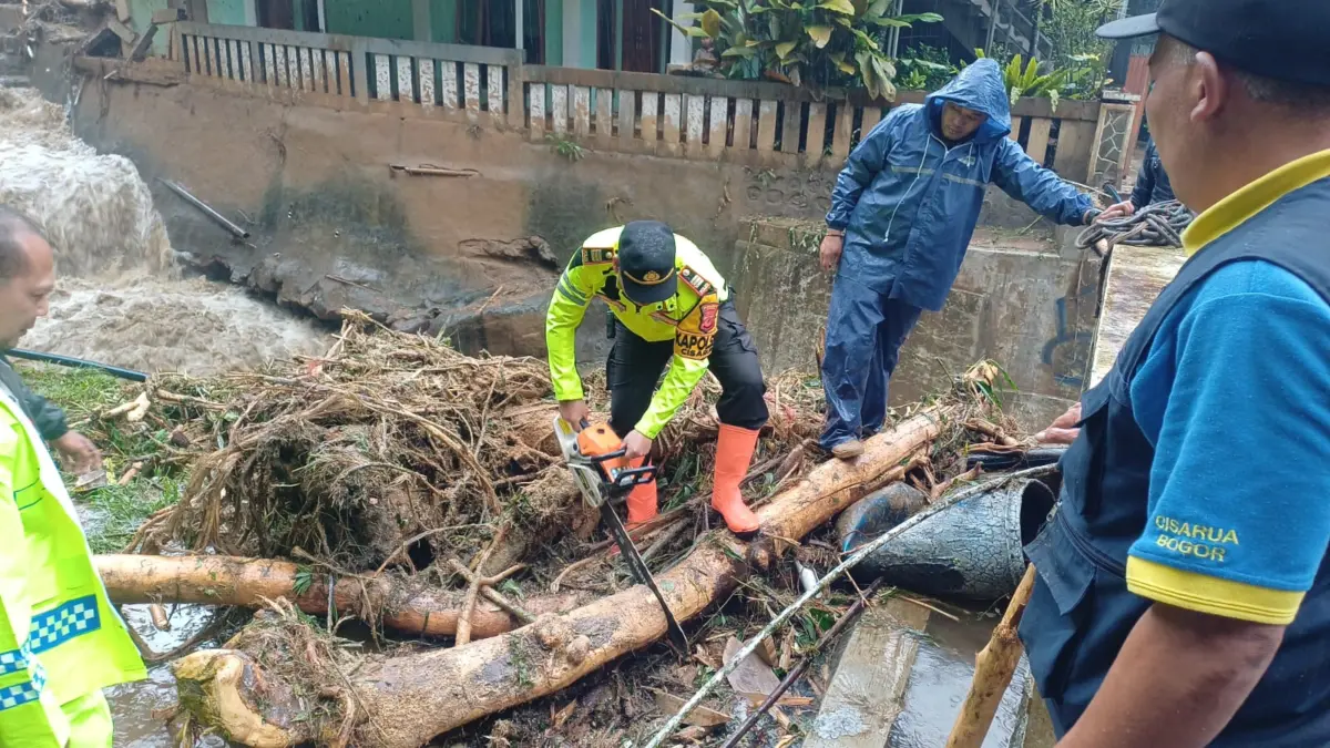 Hujan deras picu ambruknya jembatan di Cisarua Bogor. Foto Polsek Cisarua