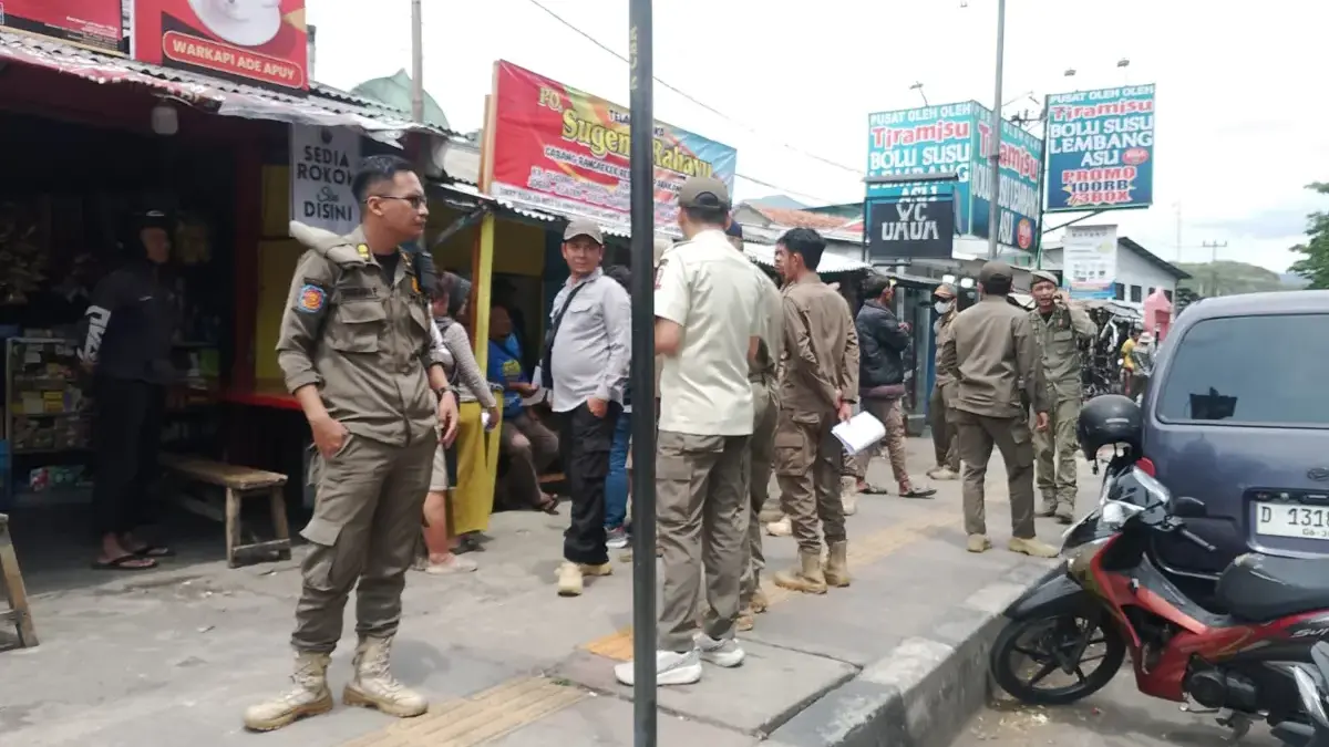 Tegakkan Perda Ketertiban Umum, Satpol PP Sumedang Ingatkan PKL Tak Berjualan di Area Terlarang Sejumlah anggota Satpol PP Kabupaten Sumedang ketika melakukan pemantauan sekaligus memberikan pemberitahuan k
