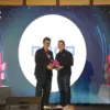 VP Business Growth Nuon Wahyudi saat menerima piala Creative Community Heroes pada ajang penghargaan Marketeer